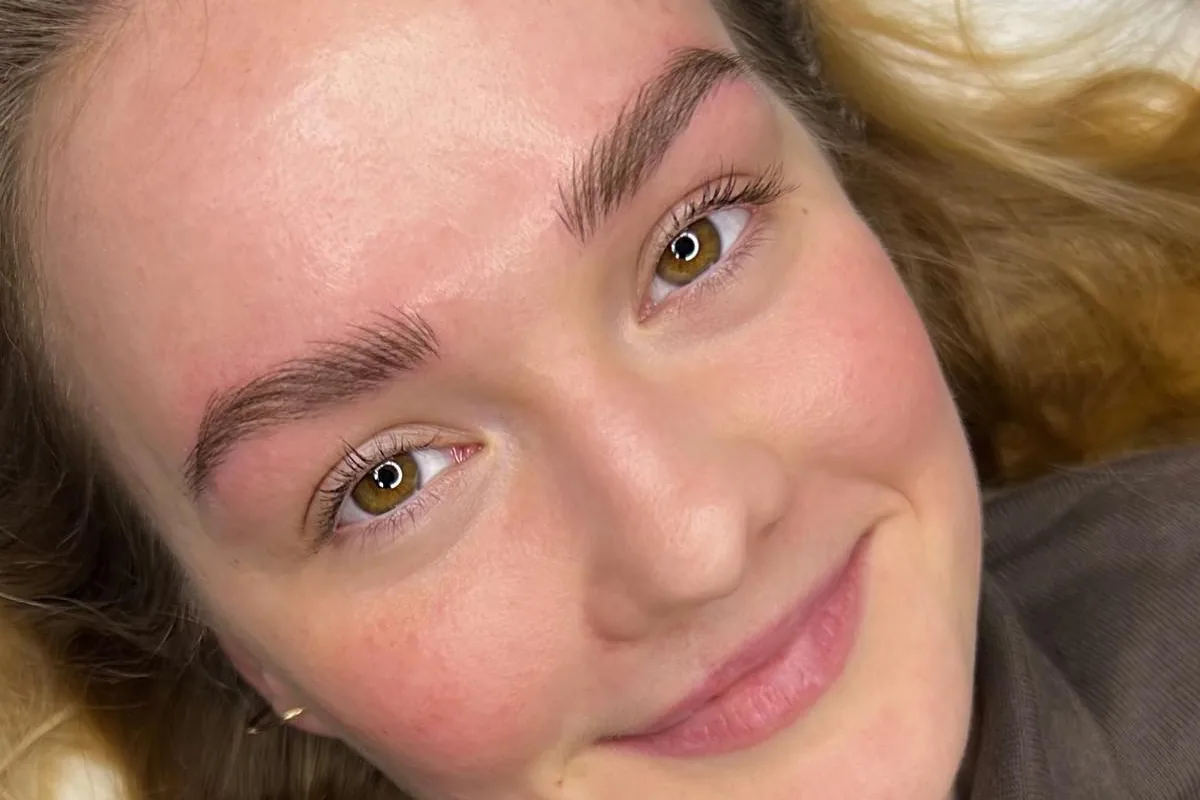 Usmiata klientka s novým obočím